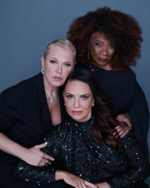 Luíza Brunet Instagram - 👉🏾#tbt…1996 a gente já estava juntas… 2023… a gente continuou, só que com mais histórias, mais risadas e muito mais vivência.

Eu, Luiza e Xuxa atravessando o tempo com saúde, alegria e aquela certeza: o melhor look é estar bem. 💛

Relembrando essa capa histórica que fizemos para a comemoração dos 60 anos do caderno/revista ELA.

📸: @nanamoraes_fotografia (anos 1990)
📸: @karinebasilio (anos 2020)