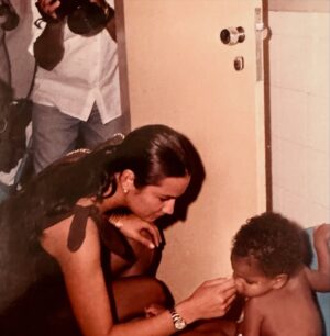 Luíza Brunet Instagram - “34 anos se passaram após o falecimento de Santa Dulce e sua obra continua crescendo, evoluindo, firme no seu proposito de Amar e Servir.

O legado deixando pela Santa Irma Dulce ,acolhido por “Maria Rita”que continua com seu empenho e dedicação tornando possível , atendimento de pessoas vulneráveis e pobres. 
Hoje um hospital referencia em Salvador Bahia. Maria Rita “

No Ano de 1991 .
Fui fazer trabalho voluntario no hospital da Santa Irmã Dulce .
Lembro de conhecer Santa Dulce no final ainda debilitada,deitada em uma cama. 
O amor e compaixao saltava dos seus olhos e fui muito significativo para mim. 
Ali,aprendi e senti que podemos e devemos  cuidar,amar e conectar pessoas. 
O ativismo existe dentro de nós e devemos manter essa chama viva. 
Jámais ,saberemos se nós, não estaremos nesté lugar de vulnerabilidade,e vamos precisar de alguém,que nos acolha com amor e compaixao.
Porque toda a nossa vivencia,pode ser um exemplo para nós, no futuro. 
Vivemos tempos difíceis e precisamos ter muita atenção. 
Que os corações sofridas por dores
existenciais ,possa ter conforto. 

Maria Rita , muito obrigada, por tudo ♥️

Ainda estou revendo fatos e fotos da minha historia…