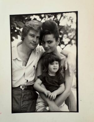 Luíza Brunet Instagram - Mexendo no super arquivo que tenho desde 1979.
Acho coisas lindas e modéstia a parte. 
Este ensaio fotográfico registrado pela super fotografa Pamela Hanson @pamela_hanson 
Há mais de trinta anos @yasminbrunet Tinha 2 anos. 
Foi tudo maravilhoso 📸
