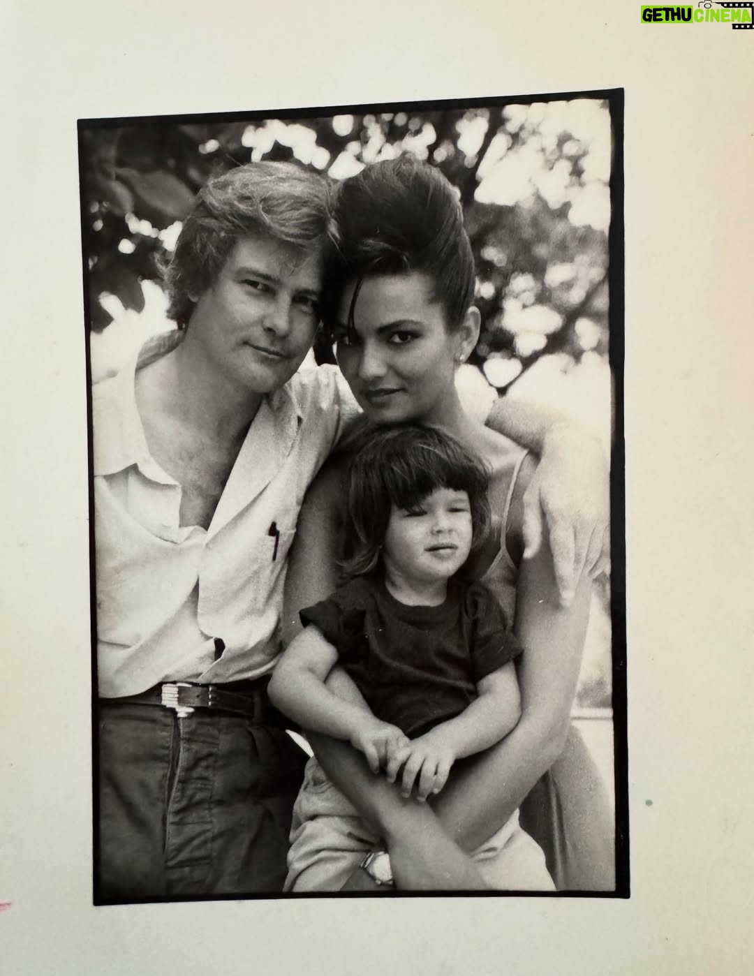 Luíza Brunet - 1.3K Likes - Mexendo no super arquivo que tenho desde 1979.
Acho coisas lindas e modéstia a parte. 
Este ensaio fotográfico registrado pela super fotografa Pamela Hanson @pamela_hanson 
Há mais de trinta anos @yasminbrunet Tinha 2 anos. 
Foi tudo maravilhoso 📸