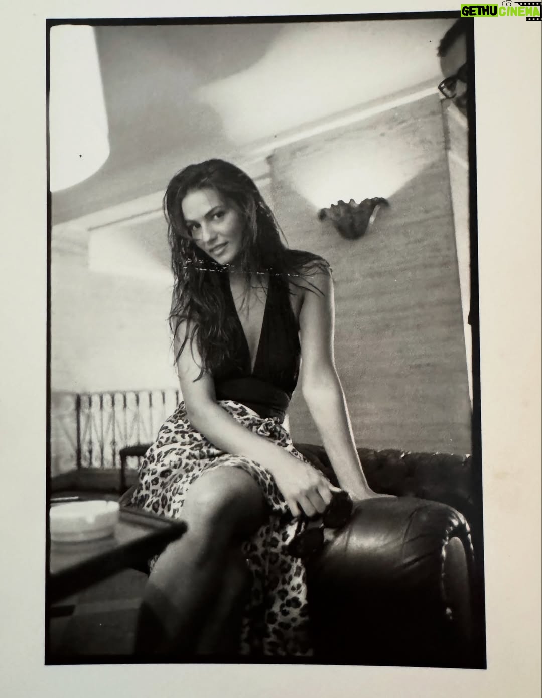 Luíza Brunet - 1.3K Likes - Mexendo no super arquivo que tenho desde 1979.
Acho coisas lindas e modéstia a parte. 
Este ensaio fotográfico registrado pela super fotografa Pamela Hanson @pamela_hanson 
Há mais de trinta anos @yasminbrunet Tinha 2 anos. 
Foi tudo maravilhoso 📸