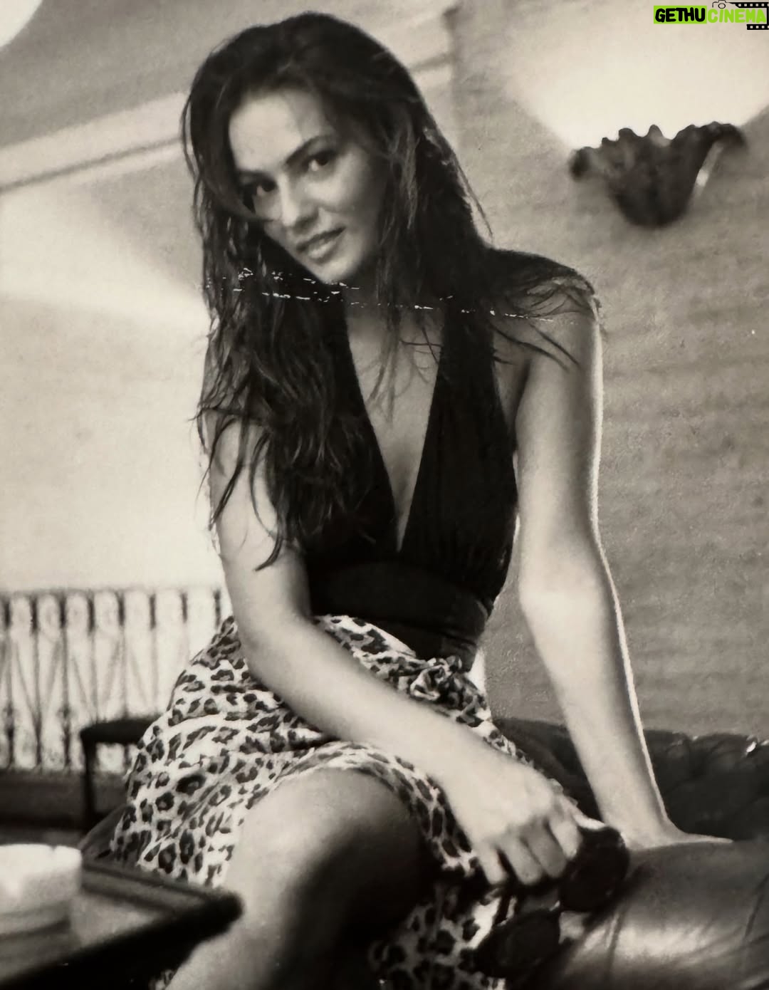 Luíza Brunet - 1.3K Likes - Mexendo no super arquivo que tenho desde 1979.
Acho coisas lindas e modéstia a parte. 
Este ensaio fotográfico registrado pela super fotografa Pamela Hanson @pamela_hanson 
Há mais de trinta anos @yasminbrunet Tinha 2 anos. 
Foi tudo maravilhoso 📸