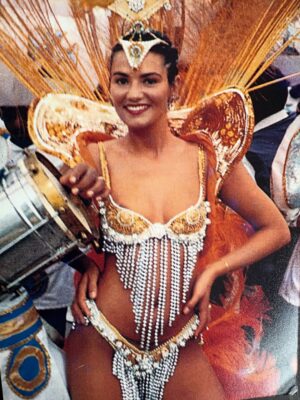 Luíza Brunet Instagram - Carnaval chegando e alguns registros de trinta anos. 
Entre Beija Flor,Portela e imperatriz Leopoldinense. 
Hoje, gosto das lembranças que vivi na passarela do samba e claro assistir todas as mudanças que o carnaval foi submetido. 

Hoje,ando em outras esferas e espero que as mulheres sejam cuidadas , acolhidas e respeitadas no carnaval, afinal ,vivemos com medo e expostas a vários tipos de violências ,que vem crescendo no Brasil e no mundo. 
E cabe a nós sociedade civil ,perceber e denunciar agressores #190 
Esperando até agora as campanhas de conscientização que já deveriam estar expostas em todos os lugares. 
Com informações e conscientização,mas também com punições severas.