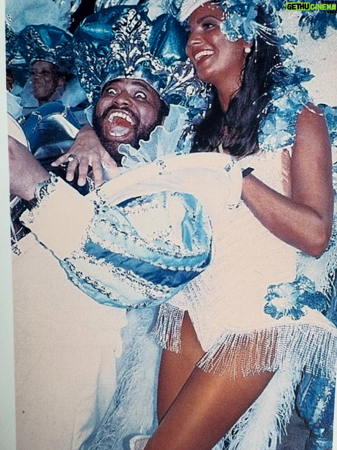 Luíza Brunet - 6.2K Likes - Carnaval chegando e alguns registros de trinta anos. 
Entre Beija Flor,Portela e imperatriz Leopoldinense. 
Hoje, gosto das lembranças que vivi na passarela do samba e claro assistir todas as mudanças que o carnaval foi submetido. 

Hoje,ando em outras esferas e espero que as mulheres sejam cuidadas , acolhidas e respeitadas no carnaval, afinal ,vivemos com medo e expostas a vários tipos de violências ,que vem crescendo no Brasil e no mundo. 
E cabe a nós sociedade civil ,perceber e denunciar agressores #190 
Esperando até agora as campanhas de conscientização que já deveriam estar expostas em todos os lugares. 
Com informações e conscientização,mas também com punições severas.