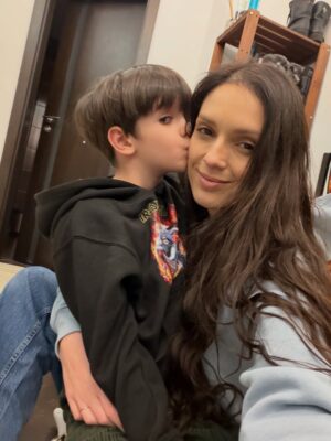 Luiza Grigorova Instagram - Декември отзад напред. Усеща се като цяла година…или поне толкова се изморих 😁 Също - очевидно, вече съм си с моя цвят на косатааа!