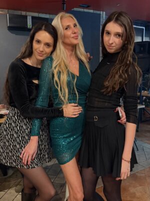 Luiza Grigorova Instagram - Декември отзад напред. Усеща се като цяла година…или поне толкова се изморих 😁 Също - очевидно, вече съм си с моя цвят на косатааа!