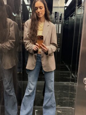 Luiza Grigorova Instagram - Декември отзад напред. Усеща се като цяла година…или поне толкова се изморих 😁 Също - очевидно, вече съм си с моя цвят на косатааа!