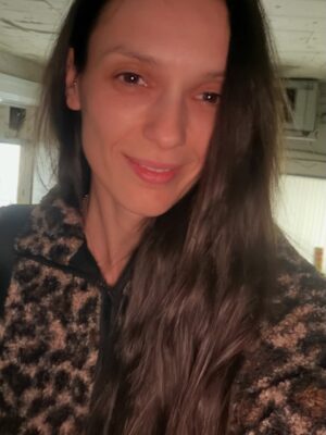 Luiza Grigorova Instagram - Декември отзад напред. Усеща се като цяла година…или поне толкова се изморих 😁 Също - очевидно, вече съм си с моя цвят на косатааа!
