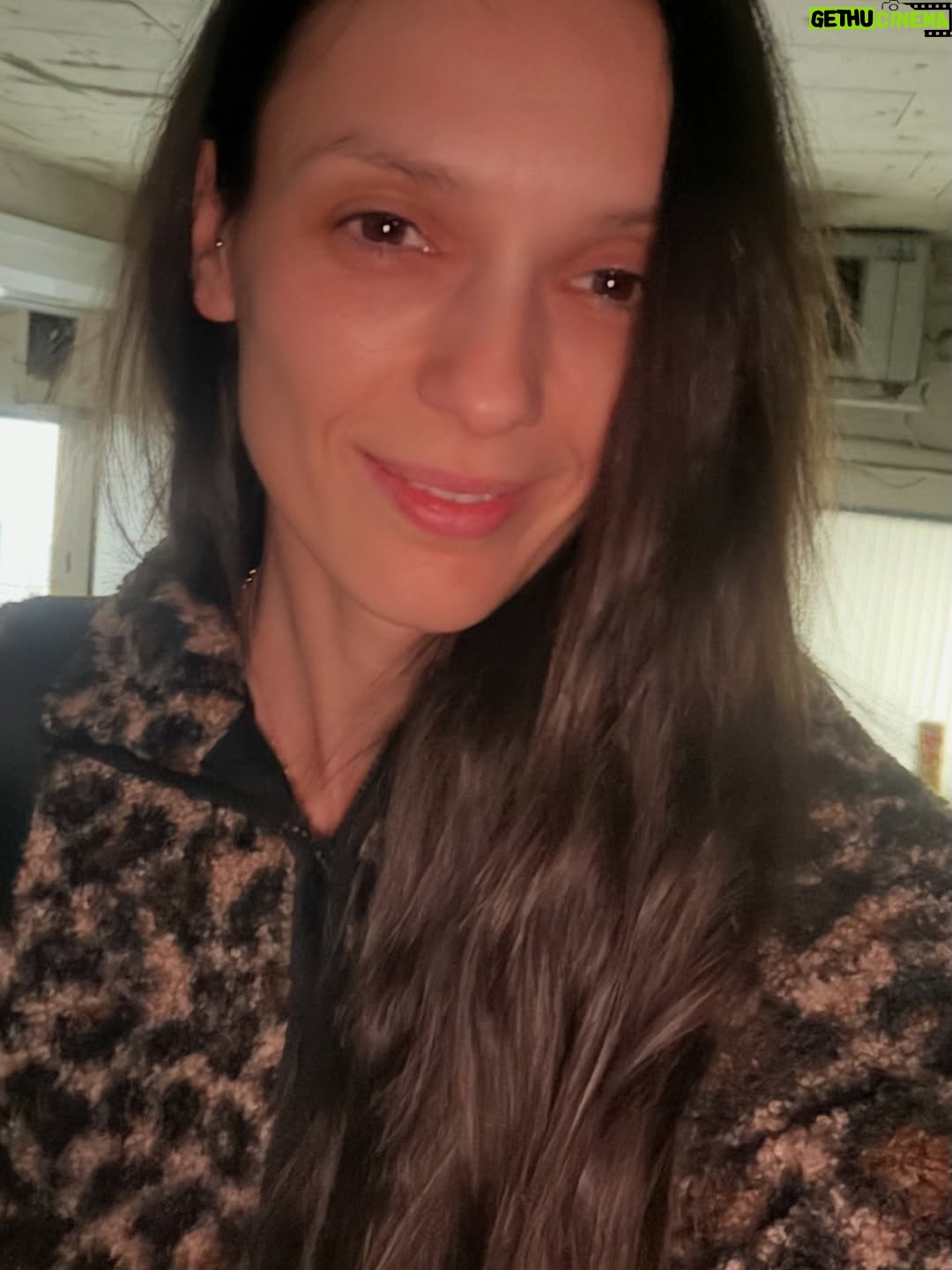 Luiza Grigorova - 2.5K Likes - Декември отзад напред. Усеща се като цяла година…или поне толкова се изморих 😁 Също - очевидно, вече съм си с моя цвят на косатааа!