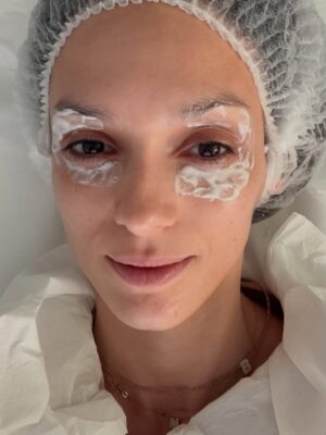 Luiza Grigorova Instagram - Декември отзад напред. Усеща се като цяла година…или поне толкова се изморих 😁 Също - очевидно, вече съм си с моя цвят на косатааа!