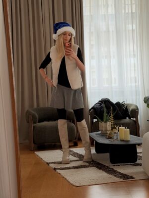Luiza Grigorova Instagram - Декември отзад напред. Усеща се като цяла година…или поне толкова се изморих 😁 Също - очевидно, вече съм си с моя цвят на косатааа!