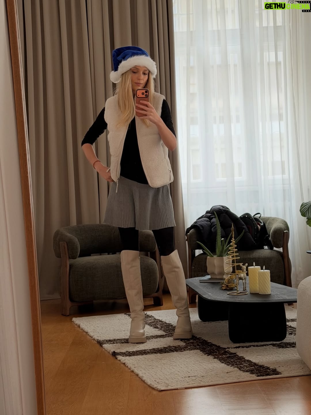 Luiza Grigorova - 2.5K Likes - Декември отзад напред. Усеща се като цяла година…или поне толкова се изморих 😁 Също - очевидно, вече съм си с моя цвят на косатааа!