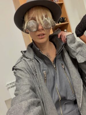 Luiza Grigorova Instagram - Декември отзад напред. Усеща се като цяла година…или поне толкова се изморих 😁 Също - очевидно, вече съм си с моя цвят на косатааа!