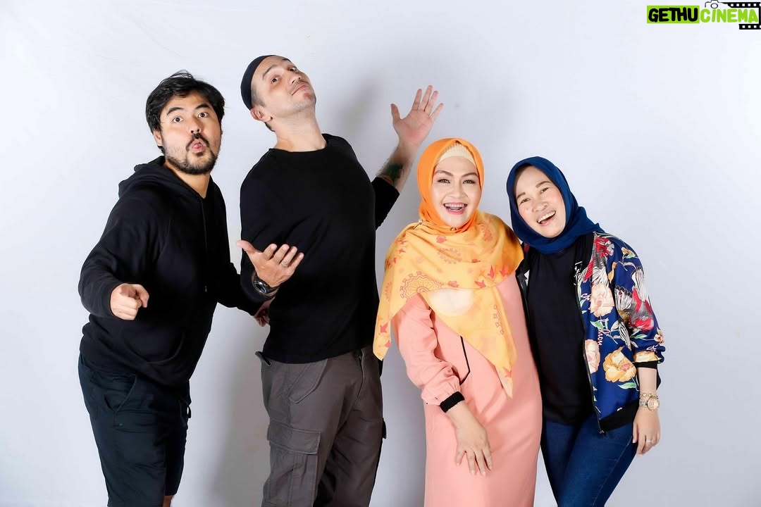 Lulu Zakaria - 691 Likes - Selamat Jalan adik dan sahabat banyak orang … kamu lucu kamu baik bawaan sll bikin ketawa semua yg ada didekatmuu kalo gak tauu pasti taunya kamu tuuh sombong krn jagonya actingmuu @iskak_gary 😭😭 Terima Kasih sdh menjadi bagian Karyaa anakku waktu itu ..bantuanmuuu dan karya2 mu Insyaallah tetap di kenaang sepanjang masa … 
Innalillahi Wa Inna Ilaihi Roji’uun Allahumagh firlahu warhamhu wa’afihi wa’fuanhu.. 
Al Fatiha tuk Gary Iskak Insyaa ALLAH jannah tempat akhirmuuu yaaa … @richaiskak sayang dan anak2 smg di beri kekuatan 😭😭😭😭😭 dan sll dlm Perlindungan  الله‎ Aamiin Ya Allahuma Aamiin