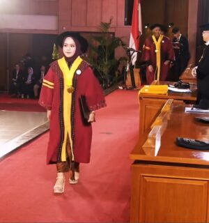 Lulu Zakaria Instagram - Alhamdulillah terima kasih Ya  الله‎ … atas semua hasil dan predikat yg di raih anakku… congrats Doc 🩷 @albasithasalsabila  proud of you …impianmu meraih Gelar Dokter yg merupakan Mimpi mama sejak kecil bisa susah payah kamu kejar dan kamu buktikan kamu bisa , terima kasih sayang .. Allahu Akbar semua Karena  الله‎ , nak…syukur Nikmat terus yaa sayang …bismillah tahap awal menuju tahap lanjut dg kemudahan yg Insyaa ALLAH  Allah limpahkan  dg kegigihanmu kelak.. Mama , Papa dan adek Albar hanya bisa bantu Doa dan support 🙏🏻 raihlah apa yg mjd mimpimu lagi setelah Mjd Dr. Albasitha Salsabila jangan lupa selalu diiringi dg Ibadah yg istiqomah dan menambah Ilmu  الله‎ juga yaa … peluuuk cium tuk mu selalu Dr. @albasithasalsabila 🩷🩷🩷

#wisudaprofesi 
#FKUNPAD
#dokter 
#Alhamdulillah 
#fyp 
#fypシ❤️💞❤️ 
#proudofyou 
#allahuakbar 
#masyaallahtabarakallah
