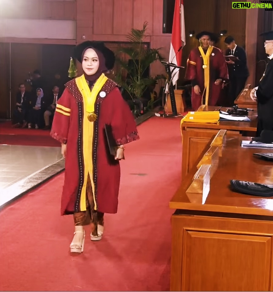 Lulu Zakaria - 301 Likes - Alhamdulillah terima kasih Ya  الله‎ … atas semua hasil dan predikat yg di raih anakku… congrats Doc 🩷 @albasithasalsabila  proud of you …impianmu meraih Gelar Dokter yg merupakan Mimpi mama sejak kecil bisa susah payah kamu kejar dan kamu buktikan kamu bisa , terima kasih sayang .. Allahu Akbar semua Karena  الله‎ , nak…syukur Nikmat terus yaa sayang …bismillah tahap awal menuju tahap lanjut dg kemudahan yg Insyaa ALLAH  Allah limpahkan  dg kegigihanmu kelak.. Mama , Papa dan adek Albar hanya bisa bantu Doa dan support 🙏🏻 raihlah apa yg mjd mimpimu lagi setelah Mjd Dr. Albasitha Salsabila jangan lupa selalu diiringi dg Ibadah yg istiqomah dan menambah Ilmu  الله‎ juga yaa … peluuuk cium tuk mu selalu Dr. @albasithasalsabila 🩷🩷🩷

#wisudaprofesi 
#FKUNPAD
#dokter 
#Alhamdulillah 
#fyp 
#fypシ❤️💞❤️ 
#proudofyou 
#allahuakbar 
#masyaallahtabarakallah