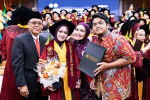 Lulu Zakaria Instagram - Alhamdulillah terima kasih Ya  الله‎ … atas semua hasil dan predikat yg di raih anakku… congrats Doc 🩷 @albasithasalsabila  proud of you …impianmu meraih Gelar Dokter yg merupakan Mimpi mama sejak kecil bisa susah payah kamu kejar dan kamu buktikan kamu bisa , terima kasih sayang .. Allahu Akbar semua Karena  الله‎ , nak…syukur Nikmat terus yaa sayang …bismillah tahap awal menuju tahap lanjut dg kemudahan yg Insyaa ALLAH  Allah limpahkan  dg kegigihanmu kelak.. Mama , Papa dan adek Albar hanya bisa bantu Doa dan support 🙏🏻 raihlah apa yg mjd mimpimu lagi setelah Mjd Dr. Albasitha Salsabila jangan lupa selalu diiringi dg Ibadah yg istiqomah dan menambah Ilmu  الله‎ juga yaa … peluuuk cium tuk mu selalu Dr. @albasithasalsabila 🩷🩷🩷

#wisudaprofesi 
#FKUNPAD
#dokter 
#Alhamdulillah 
#fyp 
#fypシ❤️💞❤️ 
#proudofyou 
#allahuakbar 
#masyaallahtabarakallah