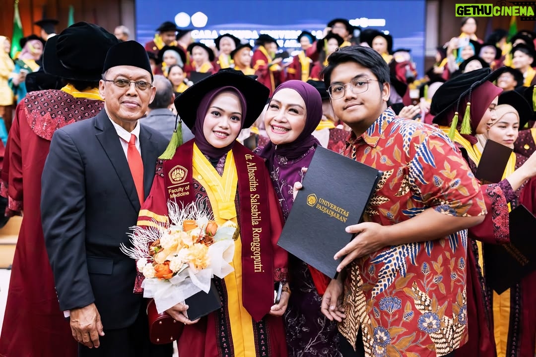 Lulu Zakaria - 301 Likes - Alhamdulillah terima kasih Ya  الله‎ … atas semua hasil dan predikat yg di raih anakku… congrats Doc 🩷 @albasithasalsabila  proud of you …impianmu meraih Gelar Dokter yg merupakan Mimpi mama sejak kecil bisa susah payah kamu kejar dan kamu buktikan kamu bisa , terima kasih sayang .. Allahu Akbar semua Karena  الله‎ , nak…syukur Nikmat terus yaa sayang …bismillah tahap awal menuju tahap lanjut dg kemudahan yg Insyaa ALLAH  Allah limpahkan  dg kegigihanmu kelak.. Mama , Papa dan adek Albar hanya bisa bantu Doa dan support 🙏🏻 raihlah apa yg mjd mimpimu lagi setelah Mjd Dr. Albasitha Salsabila jangan lupa selalu diiringi dg Ibadah yg istiqomah dan menambah Ilmu  الله‎ juga yaa … peluuuk cium tuk mu selalu Dr. @albasithasalsabila 🩷🩷🩷

#wisudaprofesi 
#FKUNPAD
#dokter 
#Alhamdulillah 
#fyp 
#fypシ❤️💞❤️ 
#proudofyou 
#allahuakbar 
#masyaallahtabarakallah