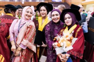 Lulu Zakaria Instagram - Alhamdulillah terima kasih Ya  الله‎ … atas semua hasil dan predikat yg di raih anakku… congrats Doc 🩷 @albasithasalsabila  proud of you …impianmu meraih Gelar Dokter yg merupakan Mimpi mama sejak kecil bisa susah payah kamu kejar dan kamu buktikan kamu bisa , terima kasih sayang .. Allahu Akbar semua Karena  الله‎ , nak…syukur Nikmat terus yaa sayang …bismillah tahap awal menuju tahap lanjut dg kemudahan yg Insyaa ALLAH  Allah limpahkan  dg kegigihanmu kelak.. Mama , Papa dan adek Albar hanya bisa bantu Doa dan support 🙏🏻 raihlah apa yg mjd mimpimu lagi setelah Mjd Dr. Albasitha Salsabila jangan lupa selalu diiringi dg Ibadah yg istiqomah dan menambah Ilmu  الله‎ juga yaa … peluuuk cium tuk mu selalu Dr. @albasithasalsabila 🩷🩷🩷

#wisudaprofesi 
#FKUNPAD
#dokter 
#Alhamdulillah 
#fyp 
#fypシ❤️💞❤️ 
#proudofyou 
#allahuakbar 
#masyaallahtabarakallah