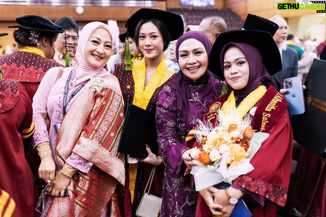Lulu Zakaria - 301 Likes - Alhamdulillah terima kasih Ya  الله‎ … atas semua hasil dan predikat yg di raih anakku… congrats Doc 🩷 @albasithasalsabila  proud of you …impianmu meraih Gelar Dokter yg merupakan Mimpi mama sejak kecil bisa susah payah kamu kejar dan kamu buktikan kamu bisa , terima kasih sayang .. Allahu Akbar semua Karena  الله‎ , nak…syukur Nikmat terus yaa sayang …bismillah tahap awal menuju tahap lanjut dg kemudahan yg Insyaa ALLAH  Allah limpahkan  dg kegigihanmu kelak.. Mama , Papa dan adek Albar hanya bisa bantu Doa dan support 🙏🏻 raihlah apa yg mjd mimpimu lagi setelah Mjd Dr. Albasitha Salsabila jangan lupa selalu diiringi dg Ibadah yg istiqomah dan menambah Ilmu  الله‎ juga yaa … peluuuk cium tuk mu selalu Dr. @albasithasalsabila 🩷🩷🩷

#wisudaprofesi 
#FKUNPAD
#dokter 
#Alhamdulillah 
#fyp 
#fypシ❤️💞❤️ 
#proudofyou 
#allahuakbar 
#masyaallahtabarakallah
