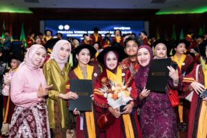 Lulu Zakaria Instagram - Alhamdulillah terima kasih Ya  الله‎ … atas semua hasil dan predikat yg di raih anakku… congrats Doc 🩷 @albasithasalsabila  proud of you …impianmu meraih Gelar Dokter yg merupakan Mimpi mama sejak kecil bisa susah payah kamu kejar dan kamu buktikan kamu bisa , terima kasih sayang .. Allahu Akbar semua Karena  الله‎ , nak…syukur Nikmat terus yaa sayang …bismillah tahap awal menuju tahap lanjut dg kemudahan yg Insyaa ALLAH  Allah limpahkan  dg kegigihanmu kelak.. Mama , Papa dan adek Albar hanya bisa bantu Doa dan support 🙏🏻 raihlah apa yg mjd mimpimu lagi setelah Mjd Dr. Albasitha Salsabila jangan lupa selalu diiringi dg Ibadah yg istiqomah dan menambah Ilmu  الله‎ juga yaa … peluuuk cium tuk mu selalu Dr. @albasithasalsabila 🩷🩷🩷

#wisudaprofesi 
#FKUNPAD
#dokter 
#Alhamdulillah 
#fyp 
#fypシ❤️💞❤️ 
#proudofyou 
#allahuakbar 
#masyaallahtabarakallah