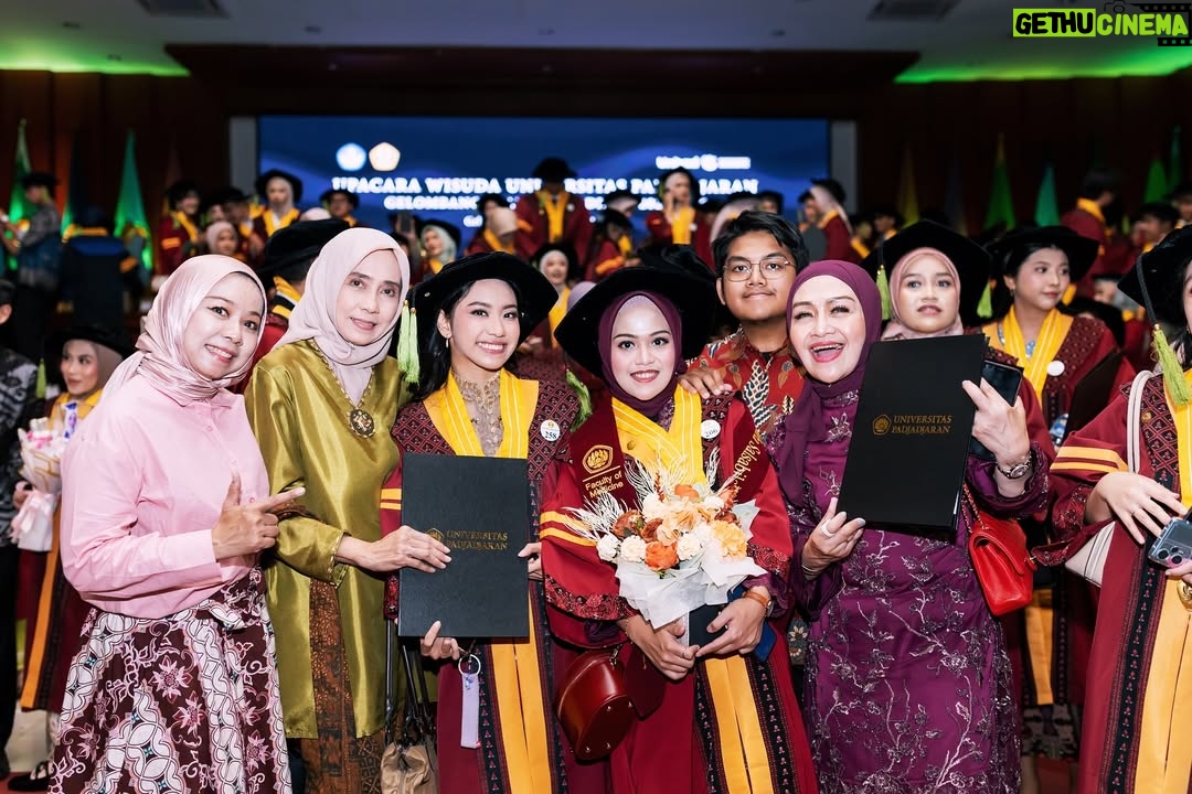 Lulu Zakaria - 301 Likes - Alhamdulillah terima kasih Ya  الله‎ … atas semua hasil dan predikat yg di raih anakku… congrats Doc 🩷 @albasithasalsabila  proud of you …impianmu meraih Gelar Dokter yg merupakan Mimpi mama sejak kecil bisa susah payah kamu kejar dan kamu buktikan kamu bisa , terima kasih sayang .. Allahu Akbar semua Karena  الله‎ , nak…syukur Nikmat terus yaa sayang …bismillah tahap awal menuju tahap lanjut dg kemudahan yg Insyaa ALLAH  Allah limpahkan  dg kegigihanmu kelak.. Mama , Papa dan adek Albar hanya bisa bantu Doa dan support 🙏🏻 raihlah apa yg mjd mimpimu lagi setelah Mjd Dr. Albasitha Salsabila jangan lupa selalu diiringi dg Ibadah yg istiqomah dan menambah Ilmu  الله‎ juga yaa … peluuuk cium tuk mu selalu Dr. @albasithasalsabila 🩷🩷🩷

#wisudaprofesi 
#FKUNPAD
#dokter 
#Alhamdulillah 
#fyp 
#fypシ❤️💞❤️ 
#proudofyou 
#allahuakbar 
#masyaallahtabarakallah