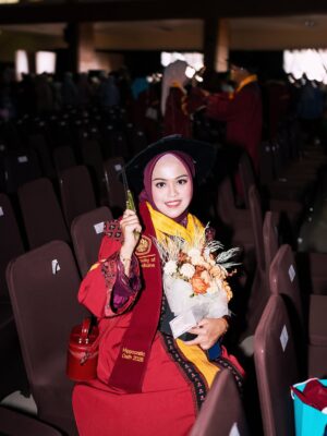 Lulu Zakaria Instagram - Alhamdulillah terima kasih Ya  الله‎ … atas semua hasil dan predikat yg di raih anakku… congrats Doc 🩷 @albasithasalsabila  proud of you …impianmu meraih Gelar Dokter yg merupakan Mimpi mama sejak kecil bisa susah payah kamu kejar dan kamu buktikan kamu bisa , terima kasih sayang .. Allahu Akbar semua Karena  الله‎ , nak…syukur Nikmat terus yaa sayang …bismillah tahap awal menuju tahap lanjut dg kemudahan yg Insyaa ALLAH  Allah limpahkan  dg kegigihanmu kelak.. Mama , Papa dan adek Albar hanya bisa bantu Doa dan support 🙏🏻 raihlah apa yg mjd mimpimu lagi setelah Mjd Dr. Albasitha Salsabila jangan lupa selalu diiringi dg Ibadah yg istiqomah dan menambah Ilmu  الله‎ juga yaa … peluuuk cium tuk mu selalu Dr. @albasithasalsabila 🩷🩷🩷

#wisudaprofesi 
#FKUNPAD
#dokter 
#Alhamdulillah 
#fyp 
#fypシ❤️💞❤️ 
#proudofyou 
#allahuakbar 
#masyaallahtabarakallah
