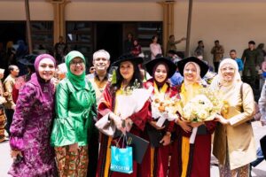 Lulu Zakaria Instagram - Alhamdulillah terima kasih Ya  الله‎ … atas semua hasil dan predikat yg di raih anakku… congrats Doc 🩷 @albasithasalsabila  proud of you …impianmu meraih Gelar Dokter yg merupakan Mimpi mama sejak kecil bisa susah payah kamu kejar dan kamu buktikan kamu bisa , terima kasih sayang .. Allahu Akbar semua Karena  الله‎ , nak…syukur Nikmat terus yaa sayang …bismillah tahap awal menuju tahap lanjut dg kemudahan yg Insyaa ALLAH  Allah limpahkan  dg kegigihanmu kelak.. Mama , Papa dan adek Albar hanya bisa bantu Doa dan support 🙏🏻 raihlah apa yg mjd mimpimu lagi setelah Mjd Dr. Albasitha Salsabila jangan lupa selalu diiringi dg Ibadah yg istiqomah dan menambah Ilmu  الله‎ juga yaa … peluuuk cium tuk mu selalu Dr. @albasithasalsabila 🩷🩷🩷

#wisudaprofesi 
#FKUNPAD
#dokter 
#Alhamdulillah 
#fyp 
#fypシ❤️💞❤️ 
#proudofyou 
#allahuakbar 
#masyaallahtabarakallah