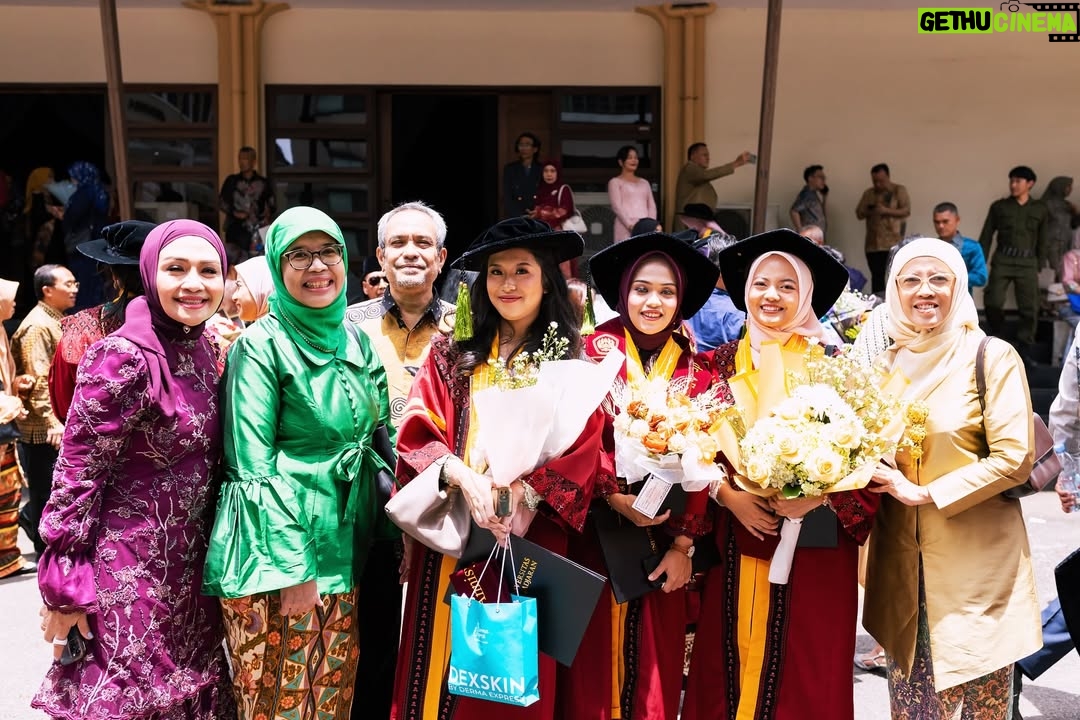 Lulu Zakaria - 301 Likes - Alhamdulillah terima kasih Ya  الله‎ … atas semua hasil dan predikat yg di raih anakku… congrats Doc 🩷 @albasithasalsabila  proud of you …impianmu meraih Gelar Dokter yg merupakan Mimpi mama sejak kecil bisa susah payah kamu kejar dan kamu buktikan kamu bisa , terima kasih sayang .. Allahu Akbar semua Karena  الله‎ , nak…syukur Nikmat terus yaa sayang …bismillah tahap awal menuju tahap lanjut dg kemudahan yg Insyaa ALLAH  Allah limpahkan  dg kegigihanmu kelak.. Mama , Papa dan adek Albar hanya bisa bantu Doa dan support 🙏🏻 raihlah apa yg mjd mimpimu lagi setelah Mjd Dr. Albasitha Salsabila jangan lupa selalu diiringi dg Ibadah yg istiqomah dan menambah Ilmu  الله‎ juga yaa … peluuuk cium tuk mu selalu Dr. @albasithasalsabila 🩷🩷🩷

#wisudaprofesi 
#FKUNPAD
#dokter 
#Alhamdulillah 
#fyp 
#fypシ❤️💞❤️ 
#proudofyou 
#allahuakbar 
#masyaallahtabarakallah