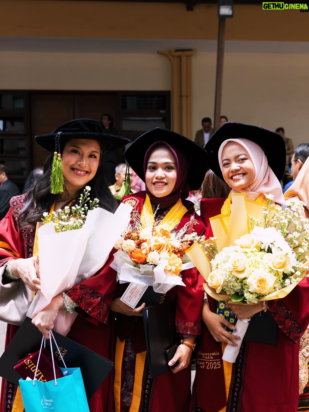 Lulu Zakaria - 301 Likes - Alhamdulillah terima kasih Ya  الله‎ … atas semua hasil dan predikat yg di raih anakku… congrats Doc 🩷 @albasithasalsabila  proud of you …impianmu meraih Gelar Dokter yg merupakan Mimpi mama sejak kecil bisa susah payah kamu kejar dan kamu buktikan kamu bisa , terima kasih sayang .. Allahu Akbar semua Karena  الله‎ , nak…syukur Nikmat terus yaa sayang …bismillah tahap awal menuju tahap lanjut dg kemudahan yg Insyaa ALLAH  Allah limpahkan  dg kegigihanmu kelak.. Mama , Papa dan adek Albar hanya bisa bantu Doa dan support 🙏🏻 raihlah apa yg mjd mimpimu lagi setelah Mjd Dr. Albasitha Salsabila jangan lupa selalu diiringi dg Ibadah yg istiqomah dan menambah Ilmu  الله‎ juga yaa … peluuuk cium tuk mu selalu Dr. @albasithasalsabila 🩷🩷🩷

#wisudaprofesi 
#FKUNPAD
#dokter 
#Alhamdulillah 
#fyp 
#fypシ❤️💞❤️ 
#proudofyou 
#allahuakbar 
#masyaallahtabarakallah