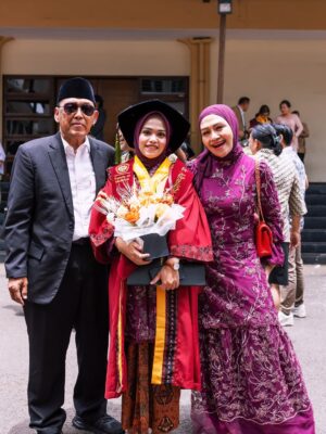 Lulu Zakaria Instagram - Alhamdulillah terima kasih Ya  الله‎ … atas semua hasil dan predikat yg di raih anakku… congrats Doc 🩷 @albasithasalsabila  proud of you …impianmu meraih Gelar Dokter yg merupakan Mimpi mama sejak kecil bisa susah payah kamu kejar dan kamu buktikan kamu bisa , terima kasih sayang .. Allahu Akbar semua Karena  الله‎ , nak…syukur Nikmat terus yaa sayang …bismillah tahap awal menuju tahap lanjut dg kemudahan yg Insyaa ALLAH  Allah limpahkan  dg kegigihanmu kelak.. Mama , Papa dan adek Albar hanya bisa bantu Doa dan support 🙏🏻 raihlah apa yg mjd mimpimu lagi setelah Mjd Dr. Albasitha Salsabila jangan lupa selalu diiringi dg Ibadah yg istiqomah dan menambah Ilmu  الله‎ juga yaa … peluuuk cium tuk mu selalu Dr. @albasithasalsabila 🩷🩷🩷

#wisudaprofesi 
#FKUNPAD
#dokter 
#Alhamdulillah 
#fyp 
#fypシ❤️💞❤️ 
#proudofyou 
#allahuakbar 
#masyaallahtabarakallah