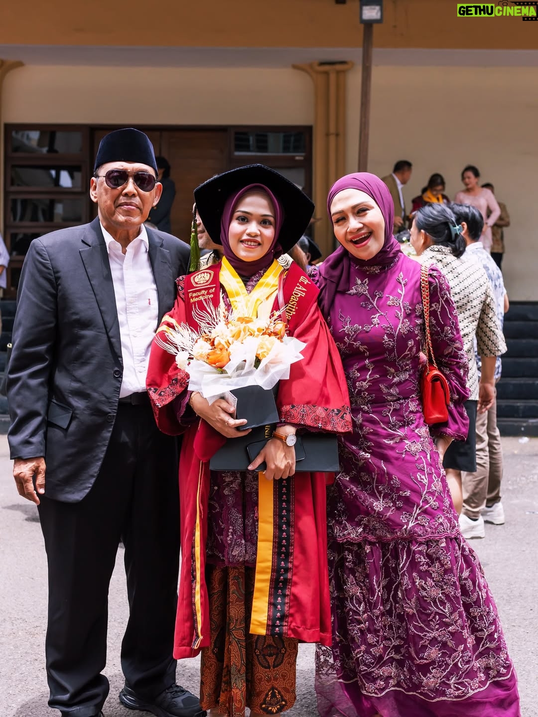 Lulu Zakaria - 301 Likes - Alhamdulillah terima kasih Ya  الله‎ … atas semua hasil dan predikat yg di raih anakku… congrats Doc 🩷 @albasithasalsabila  proud of you …impianmu meraih Gelar Dokter yg merupakan Mimpi mama sejak kecil bisa susah payah kamu kejar dan kamu buktikan kamu bisa , terima kasih sayang .. Allahu Akbar semua Karena  الله‎ , nak…syukur Nikmat terus yaa sayang …bismillah tahap awal menuju tahap lanjut dg kemudahan yg Insyaa ALLAH  Allah limpahkan  dg kegigihanmu kelak.. Mama , Papa dan adek Albar hanya bisa bantu Doa dan support 🙏🏻 raihlah apa yg mjd mimpimu lagi setelah Mjd Dr. Albasitha Salsabila jangan lupa selalu diiringi dg Ibadah yg istiqomah dan menambah Ilmu  الله‎ juga yaa … peluuuk cium tuk mu selalu Dr. @albasithasalsabila 🩷🩷🩷

#wisudaprofesi 
#FKUNPAD
#dokter 
#Alhamdulillah 
#fyp 
#fypシ❤️💞❤️ 
#proudofyou 
#allahuakbar 
#masyaallahtabarakallah