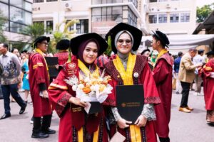 Lulu Zakaria Instagram - Alhamdulillah terima kasih Ya  الله‎ … atas semua hasil dan predikat yg di raih anakku… congrats Doc 🩷 @albasithasalsabila  proud of you …impianmu meraih Gelar Dokter yg merupakan Mimpi mama sejak kecil bisa susah payah kamu kejar dan kamu buktikan kamu bisa , terima kasih sayang .. Allahu Akbar semua Karena  الله‎ , nak…syukur Nikmat terus yaa sayang …bismillah tahap awal menuju tahap lanjut dg kemudahan yg Insyaa ALLAH  Allah limpahkan  dg kegigihanmu kelak.. Mama , Papa dan adek Albar hanya bisa bantu Doa dan support 🙏🏻 raihlah apa yg mjd mimpimu lagi setelah Mjd Dr. Albasitha Salsabila jangan lupa selalu diiringi dg Ibadah yg istiqomah dan menambah Ilmu  الله‎ juga yaa … peluuuk cium tuk mu selalu Dr. @albasithasalsabila 🩷🩷🩷

#wisudaprofesi 
#FKUNPAD
#dokter 
#Alhamdulillah 
#fyp 
#fypシ❤️💞❤️ 
#proudofyou 
#allahuakbar 
#masyaallahtabarakallah