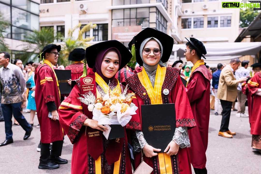 Lulu Zakaria - 301 Likes - Alhamdulillah terima kasih Ya  الله‎ … atas semua hasil dan predikat yg di raih anakku… congrats Doc 🩷 @albasithasalsabila  proud of you …impianmu meraih Gelar Dokter yg merupakan Mimpi mama sejak kecil bisa susah payah kamu kejar dan kamu buktikan kamu bisa , terima kasih sayang .. Allahu Akbar semua Karena  الله‎ , nak…syukur Nikmat terus yaa sayang …bismillah tahap awal menuju tahap lanjut dg kemudahan yg Insyaa ALLAH  Allah limpahkan  dg kegigihanmu kelak.. Mama , Papa dan adek Albar hanya bisa bantu Doa dan support 🙏🏻 raihlah apa yg mjd mimpimu lagi setelah Mjd Dr. Albasitha Salsabila jangan lupa selalu diiringi dg Ibadah yg istiqomah dan menambah Ilmu  الله‎ juga yaa … peluuuk cium tuk mu selalu Dr. @albasithasalsabila 🩷🩷🩷

#wisudaprofesi 
#FKUNPAD
#dokter 
#Alhamdulillah 
#fyp 
#fypシ❤️💞❤️ 
#proudofyou 
#allahuakbar 
#masyaallahtabarakallah