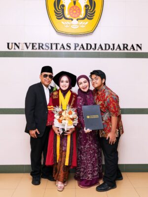 Lulu Zakaria Instagram - Alhamdulillah terima kasih Ya  الله‎ … atas semua hasil dan predikat yg di raih anakku… congrats Doc 🩷 @albasithasalsabila  proud of you …impianmu meraih Gelar Dokter yg merupakan Mimpi mama sejak kecil bisa susah payah kamu kejar dan kamu buktikan kamu bisa , terima kasih sayang .. Allahu Akbar semua Karena  الله‎ , nak…syukur Nikmat terus yaa sayang …bismillah tahap awal menuju tahap lanjut dg kemudahan yg Insyaa ALLAH  Allah limpahkan  dg kegigihanmu kelak.. Mama , Papa dan adek Albar hanya bisa bantu Doa dan support 🙏🏻 raihlah apa yg mjd mimpimu lagi setelah Mjd Dr. Albasitha Salsabila jangan lupa selalu diiringi dg Ibadah yg istiqomah dan menambah Ilmu  الله‎ juga yaa … peluuuk cium tuk mu selalu Dr. @albasithasalsabila 🩷🩷🩷

#wisudaprofesi 
#FKUNPAD
#dokter 
#Alhamdulillah 
#fyp 
#fypシ❤️💞❤️ 
#proudofyou 
#allahuakbar 
#masyaallahtabarakallah