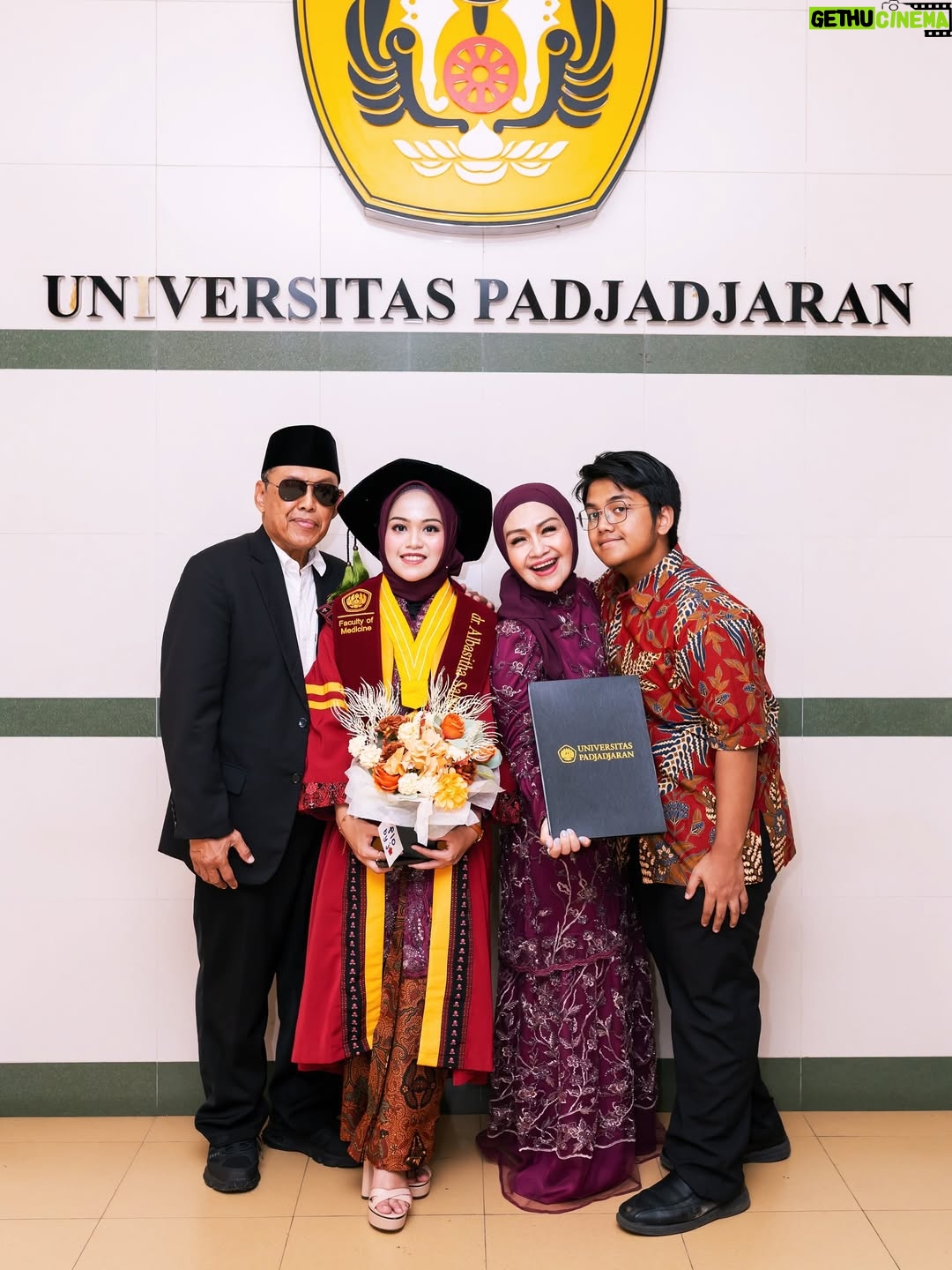 Lulu Zakaria - 301 Likes - Alhamdulillah terima kasih Ya  الله‎ … atas semua hasil dan predikat yg di raih anakku… congrats Doc 🩷 @albasithasalsabila  proud of you …impianmu meraih Gelar Dokter yg merupakan Mimpi mama sejak kecil bisa susah payah kamu kejar dan kamu buktikan kamu bisa , terima kasih sayang .. Allahu Akbar semua Karena  الله‎ , nak…syukur Nikmat terus yaa sayang …bismillah tahap awal menuju tahap lanjut dg kemudahan yg Insyaa ALLAH  Allah limpahkan  dg kegigihanmu kelak.. Mama , Papa dan adek Albar hanya bisa bantu Doa dan support 🙏🏻 raihlah apa yg mjd mimpimu lagi setelah Mjd Dr. Albasitha Salsabila jangan lupa selalu diiringi dg Ibadah yg istiqomah dan menambah Ilmu  الله‎ juga yaa … peluuuk cium tuk mu selalu Dr. @albasithasalsabila 🩷🩷🩷

#wisudaprofesi 
#FKUNPAD
#dokter 
#Alhamdulillah 
#fyp 
#fypシ❤️💞❤️ 
#proudofyou 
#allahuakbar 
#masyaallahtabarakallah