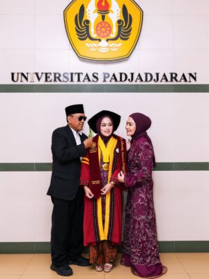 Lulu Zakaria Instagram - Alhamdulillah terima kasih Ya  الله‎ … atas semua hasil dan predikat yg di raih anakku… congrats Doc 🩷 @albasithasalsabila  proud of you …impianmu meraih Gelar Dokter yg merupakan Mimpi mama sejak kecil bisa susah payah kamu kejar dan kamu buktikan kamu bisa , terima kasih sayang .. Allahu Akbar semua Karena  الله‎ , nak…syukur Nikmat terus yaa sayang …bismillah tahap awal menuju tahap lanjut dg kemudahan yg Insyaa ALLAH  Allah limpahkan  dg kegigihanmu kelak.. Mama , Papa dan adek Albar hanya bisa bantu Doa dan support 🙏🏻 raihlah apa yg mjd mimpimu lagi setelah Mjd Dr. Albasitha Salsabila jangan lupa selalu diiringi dg Ibadah yg istiqomah dan menambah Ilmu  الله‎ juga yaa … peluuuk cium tuk mu selalu Dr. @albasithasalsabila 🩷🩷🩷

#wisudaprofesi 
#FKUNPAD
#dokter 
#Alhamdulillah 
#fyp 
#fypシ❤️💞❤️ 
#proudofyou 
#allahuakbar 
#masyaallahtabarakallah