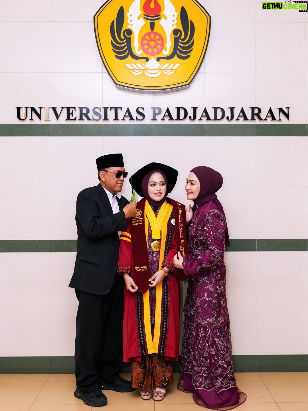 Lulu Zakaria - 301 Likes - Alhamdulillah terima kasih Ya  الله‎ … atas semua hasil dan predikat yg di raih anakku… congrats Doc 🩷 @albasithasalsabila  proud of you …impianmu meraih Gelar Dokter yg merupakan Mimpi mama sejak kecil bisa susah payah kamu kejar dan kamu buktikan kamu bisa , terima kasih sayang .. Allahu Akbar semua Karena  الله‎ , nak…syukur Nikmat terus yaa sayang …bismillah tahap awal menuju tahap lanjut dg kemudahan yg Insyaa ALLAH  Allah limpahkan  dg kegigihanmu kelak.. Mama , Papa dan adek Albar hanya bisa bantu Doa dan support 🙏🏻 raihlah apa yg mjd mimpimu lagi setelah Mjd Dr. Albasitha Salsabila jangan lupa selalu diiringi dg Ibadah yg istiqomah dan menambah Ilmu  الله‎ juga yaa … peluuuk cium tuk mu selalu Dr. @albasithasalsabila 🩷🩷🩷

#wisudaprofesi 
#FKUNPAD
#dokter 
#Alhamdulillah 
#fyp 
#fypシ❤️💞❤️ 
#proudofyou 
#allahuakbar 
#masyaallahtabarakallah