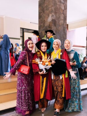 Lulu Zakaria Instagram - Alhamdulillah terima kasih Ya  الله‎ … atas semua hasil dan predikat yg di raih anakku… congrats Doc 🩷 @albasithasalsabila  proud of you …impianmu meraih Gelar Dokter yg merupakan Mimpi mama sejak kecil bisa susah payah kamu kejar dan kamu buktikan kamu bisa , terima kasih sayang .. Allahu Akbar semua Karena  الله‎ , nak…syukur Nikmat terus yaa sayang …bismillah tahap awal menuju tahap lanjut dg kemudahan yg Insyaa ALLAH  Allah limpahkan  dg kegigihanmu kelak.. Mama , Papa dan adek Albar hanya bisa bantu Doa dan support 🙏🏻 raihlah apa yg mjd mimpimu lagi setelah Mjd Dr. Albasitha Salsabila jangan lupa selalu diiringi dg Ibadah yg istiqomah dan menambah Ilmu  الله‎ juga yaa … peluuuk cium tuk mu selalu Dr. @albasithasalsabila 🩷🩷🩷

#wisudaprofesi 
#FKUNPAD
#dokter 
#Alhamdulillah 
#fyp 
#fypシ❤️💞❤️ 
#proudofyou 
#allahuakbar 
#masyaallahtabarakallah