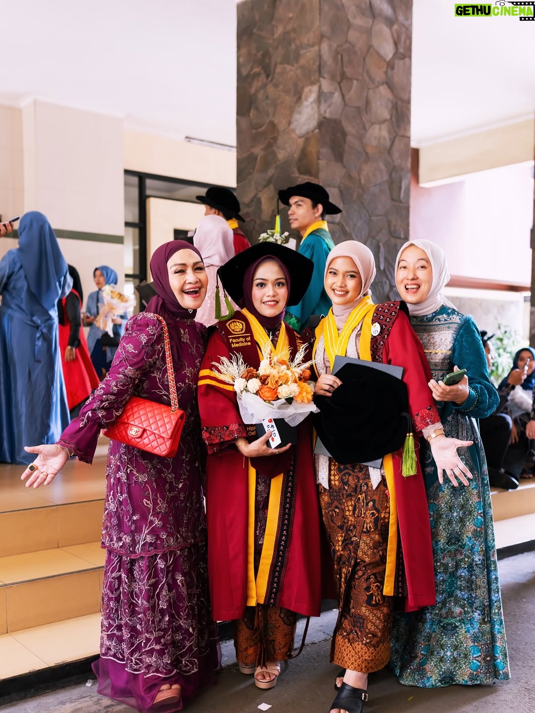Lulu Zakaria - 301 Likes - Alhamdulillah terima kasih Ya  الله‎ … atas semua hasil dan predikat yg di raih anakku… congrats Doc 🩷 @albasithasalsabila  proud of you …impianmu meraih Gelar Dokter yg merupakan Mimpi mama sejak kecil bisa susah payah kamu kejar dan kamu buktikan kamu bisa , terima kasih sayang .. Allahu Akbar semua Karena  الله‎ , nak…syukur Nikmat terus yaa sayang …bismillah tahap awal menuju tahap lanjut dg kemudahan yg Insyaa ALLAH  Allah limpahkan  dg kegigihanmu kelak.. Mama , Papa dan adek Albar hanya bisa bantu Doa dan support 🙏🏻 raihlah apa yg mjd mimpimu lagi setelah Mjd Dr. Albasitha Salsabila jangan lupa selalu diiringi dg Ibadah yg istiqomah dan menambah Ilmu  الله‎ juga yaa … peluuuk cium tuk mu selalu Dr. @albasithasalsabila 🩷🩷🩷

#wisudaprofesi 
#FKUNPAD
#dokter 
#Alhamdulillah 
#fyp 
#fypシ❤️💞❤️ 
#proudofyou 
#allahuakbar 
#masyaallahtabarakallah