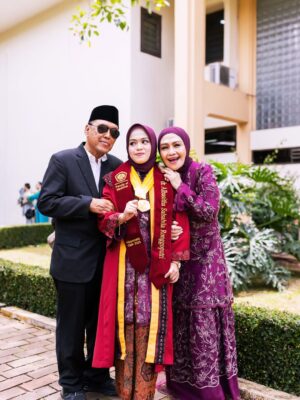 Lulu Zakaria Instagram - Alhamdulillah terima kasih Ya  الله‎ … atas semua hasil dan predikat yg di raih anakku… congrats Doc 🩷 @albasithasalsabila  proud of you …impianmu meraih Gelar Dokter yg merupakan Mimpi mama sejak kecil bisa susah payah kamu kejar dan kamu buktikan kamu bisa , terima kasih sayang .. Allahu Akbar semua Karena  الله‎ , nak…syukur Nikmat terus yaa sayang …bismillah tahap awal menuju tahap lanjut dg kemudahan yg Insyaa ALLAH  Allah limpahkan  dg kegigihanmu kelak.. Mama , Papa dan adek Albar hanya bisa bantu Doa dan support 🙏🏻 raihlah apa yg mjd mimpimu lagi setelah Mjd Dr. Albasitha Salsabila jangan lupa selalu diiringi dg Ibadah yg istiqomah dan menambah Ilmu  الله‎ juga yaa … peluuuk cium tuk mu selalu Dr. @albasithasalsabila 🩷🩷🩷

#wisudaprofesi 
#FKUNPAD
#dokter 
#Alhamdulillah 
#fyp 
#fypシ❤️💞❤️ 
#proudofyou 
#allahuakbar 
#masyaallahtabarakallah