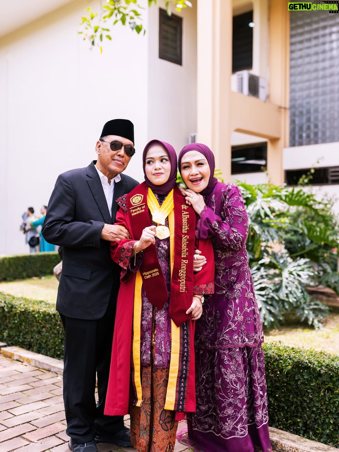 Lulu Zakaria - 301 Likes - Alhamdulillah terima kasih Ya  الله‎ … atas semua hasil dan predikat yg di raih anakku… congrats Doc 🩷 @albasithasalsabila  proud of you …impianmu meraih Gelar Dokter yg merupakan Mimpi mama sejak kecil bisa susah payah kamu kejar dan kamu buktikan kamu bisa , terima kasih sayang .. Allahu Akbar semua Karena  الله‎ , nak…syukur Nikmat terus yaa sayang …bismillah tahap awal menuju tahap lanjut dg kemudahan yg Insyaa ALLAH  Allah limpahkan  dg kegigihanmu kelak.. Mama , Papa dan adek Albar hanya bisa bantu Doa dan support 🙏🏻 raihlah apa yg mjd mimpimu lagi setelah Mjd Dr. Albasitha Salsabila jangan lupa selalu diiringi dg Ibadah yg istiqomah dan menambah Ilmu  الله‎ juga yaa … peluuuk cium tuk mu selalu Dr. @albasithasalsabila 🩷🩷🩷

#wisudaprofesi 
#FKUNPAD
#dokter 
#Alhamdulillah 
#fyp 
#fypシ❤️💞❤️ 
#proudofyou 
#allahuakbar 
#masyaallahtabarakallah
