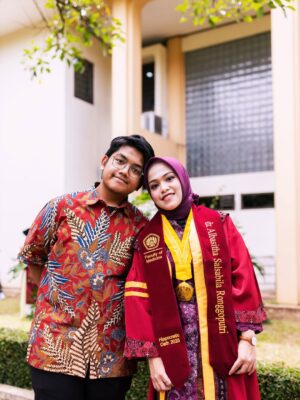 Lulu Zakaria Instagram - Alhamdulillah terima kasih Ya  الله‎ … atas semua hasil dan predikat yg di raih anakku… congrats Doc 🩷 @albasithasalsabila  proud of you …impianmu meraih Gelar Dokter yg merupakan Mimpi mama sejak kecil bisa susah payah kamu kejar dan kamu buktikan kamu bisa , terima kasih sayang .. Allahu Akbar semua Karena  الله‎ , nak…syukur Nikmat terus yaa sayang …bismillah tahap awal menuju tahap lanjut dg kemudahan yg Insyaa ALLAH  Allah limpahkan  dg kegigihanmu kelak.. Mama , Papa dan adek Albar hanya bisa bantu Doa dan support 🙏🏻 raihlah apa yg mjd mimpimu lagi setelah Mjd Dr. Albasitha Salsabila jangan lupa selalu diiringi dg Ibadah yg istiqomah dan menambah Ilmu  الله‎ juga yaa … peluuuk cium tuk mu selalu Dr. @albasithasalsabila 🩷🩷🩷

#wisudaprofesi 
#FKUNPAD
#dokter 
#Alhamdulillah 
#fyp 
#fypシ❤️💞❤️ 
#proudofyou 
#allahuakbar 
#masyaallahtabarakallah