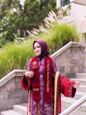 Lulu Zakaria Instagram - Alhamdulillah terima kasih Ya  الله‎ … atas semua hasil dan predikat yg di raih anakku… congrats Doc 🩷 @albasithasalsabila  proud of you …impianmu meraih Gelar Dokter yg merupakan Mimpi mama sejak kecil bisa susah payah kamu kejar dan kamu buktikan kamu bisa , terima kasih sayang .. Allahu Akbar semua Karena  الله‎ , nak…syukur Nikmat terus yaa sayang …bismillah tahap awal menuju tahap lanjut dg kemudahan yg Insyaa ALLAH  Allah limpahkan  dg kegigihanmu kelak.. Mama , Papa dan adek Albar hanya bisa bantu Doa dan support 🙏🏻 raihlah apa yg mjd mimpimu lagi setelah Mjd Dr. Albasitha Salsabila jangan lupa selalu diiringi dg Ibadah yg istiqomah dan menambah Ilmu  الله‎ juga yaa … peluuuk cium tuk mu selalu Dr. @albasithasalsabila 🩷🩷🩷

#wisudaprofesi 
#FKUNPAD
#dokter 
#Alhamdulillah 
#fyp 
#fypシ❤️💞❤️ 
#proudofyou 
#allahuakbar 
#masyaallahtabarakallah