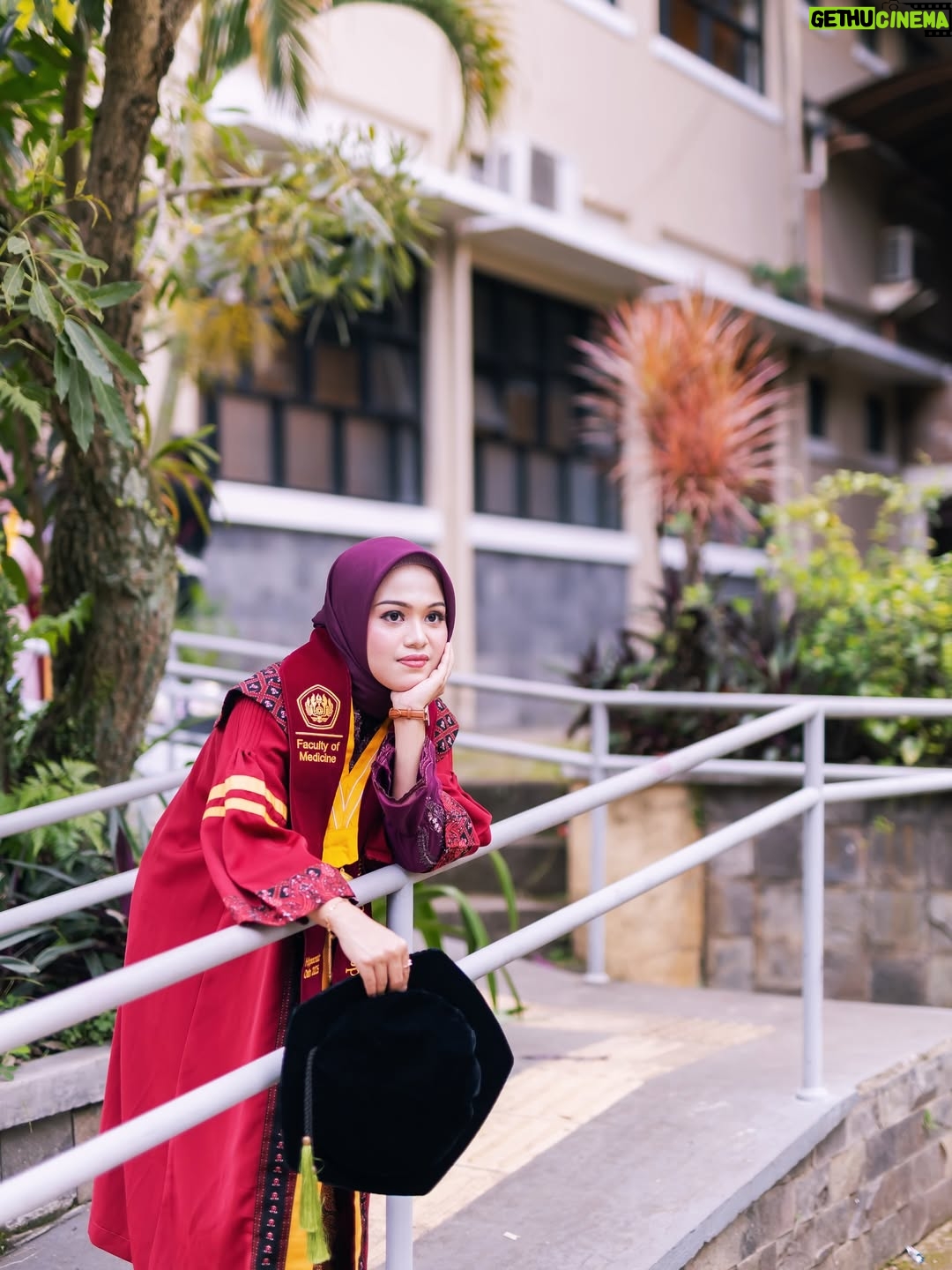 Lulu Zakaria - 301 Likes - Alhamdulillah terima kasih Ya  الله‎ … atas semua hasil dan predikat yg di raih anakku… congrats Doc 🩷 @albasithasalsabila  proud of you …impianmu meraih Gelar Dokter yg merupakan Mimpi mama sejak kecil bisa susah payah kamu kejar dan kamu buktikan kamu bisa , terima kasih sayang .. Allahu Akbar semua Karena  الله‎ , nak…syukur Nikmat terus yaa sayang …bismillah tahap awal menuju tahap lanjut dg kemudahan yg Insyaa ALLAH  Allah limpahkan  dg kegigihanmu kelak.. Mama , Papa dan adek Albar hanya bisa bantu Doa dan support 🙏🏻 raihlah apa yg mjd mimpimu lagi setelah Mjd Dr. Albasitha Salsabila jangan lupa selalu diiringi dg Ibadah yg istiqomah dan menambah Ilmu  الله‎ juga yaa … peluuuk cium tuk mu selalu Dr. @albasithasalsabila 🩷🩷🩷

#wisudaprofesi 
#FKUNPAD
#dokter 
#Alhamdulillah 
#fyp 
#fypシ❤️💞❤️ 
#proudofyou 
#allahuakbar 
#masyaallahtabarakallah