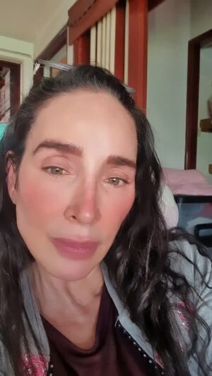 Luly Bossa Instagram - Aquí de todo un poquito. 1ro Gracias a todos y todas, que vacano que cada vez somos más. Ojo #marcas y ojo @samsungcolombia Cuidadito se ponen a invitar influencers q no tienen Ni idea del #KPOP, que no saben los nombres de los chicos, lo que han pasado, de que escriben... Absolutamente NO. El fandom no perdona eso. #ARMY4EVER💜💜💜