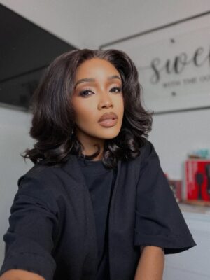 Lunathi Mampofu Instagram - To the new chapter, may it be the best one written yet. 🤍🖤
- letter to my God!
Hair: @aclasspro_sa 😘
Makeup: @the_glamsoul_22 😘
Hairstyling: @swelly.with.the.good.hair_ 😘