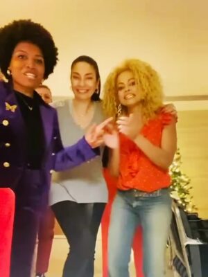 Lura Instagram - Happy New Year!!! 💫🥂
Em 2026 vou rodear-me de pessoas bem dispostas e inspiradoras que me fazem crescer e onde posso ser quem realmente sou! 💃🏻🕺🏻💫

FELIZ 2026! 💫💫💫💫💫

#happynewyear #2026 #friends

@conceicaoqueiroztvi 
@paula.c.osorio