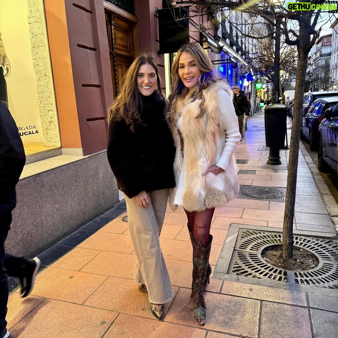 Luz García - 1.9K Likes - Despidiéndonos  de Madrid 🇪🇸después de unas vacaciones extraordinarias junto a mi hijo Miguel Ángel, compartiendo memorias que quedan en el alma. ♥️🌎

Días para reencontrarme con amigos a los que hacía tiempo no veía y para crear nuevos recuerdos que atesoro profundamente.

Gracias @lyndarodriguez1 por ser tan buena anfitriona.
Amiga @jenniferndejaquez y su hermosa familia, desde República Dominicana, por el cariño de siempre. 

@alinatavarezp amiga, gracias por regalarme la oportunidad de celebrar contigo el cumpleaños tan especial de nuestra Renata y compartir con nuevos amigos, @peneloperodriguezs maravillosa. 
A con quienes tuve la dicha de compartir, reír y celebrar la vida.

Madrid, gracias por tanto. ✨🇪🇸