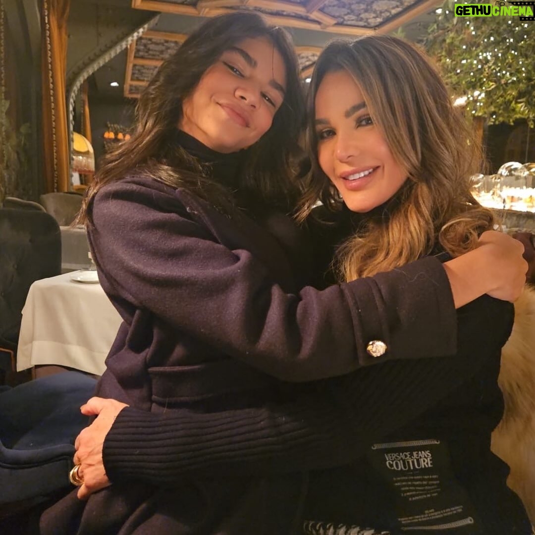 Luz García - 1.9K Likes - Despidiéndonos  de Madrid 🇪🇸después de unas vacaciones extraordinarias junto a mi hijo Miguel Ángel, compartiendo memorias que quedan en el alma. ♥️🌎

Días para reencontrarme con amigos a los que hacía tiempo no veía y para crear nuevos recuerdos que atesoro profundamente.

Gracias @lyndarodriguez1 por ser tan buena anfitriona.
Amiga @jenniferndejaquez y su hermosa familia, desde República Dominicana, por el cariño de siempre. 

@alinatavarezp amiga, gracias por regalarme la oportunidad de celebrar contigo el cumpleaños tan especial de nuestra Renata y compartir con nuevos amigos, @peneloperodriguezs maravillosa. 
A con quienes tuve la dicha de compartir, reír y celebrar la vida.

Madrid, gracias por tanto. ✨🇪🇸